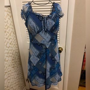 Women’s blue quilt pattern above knee dress